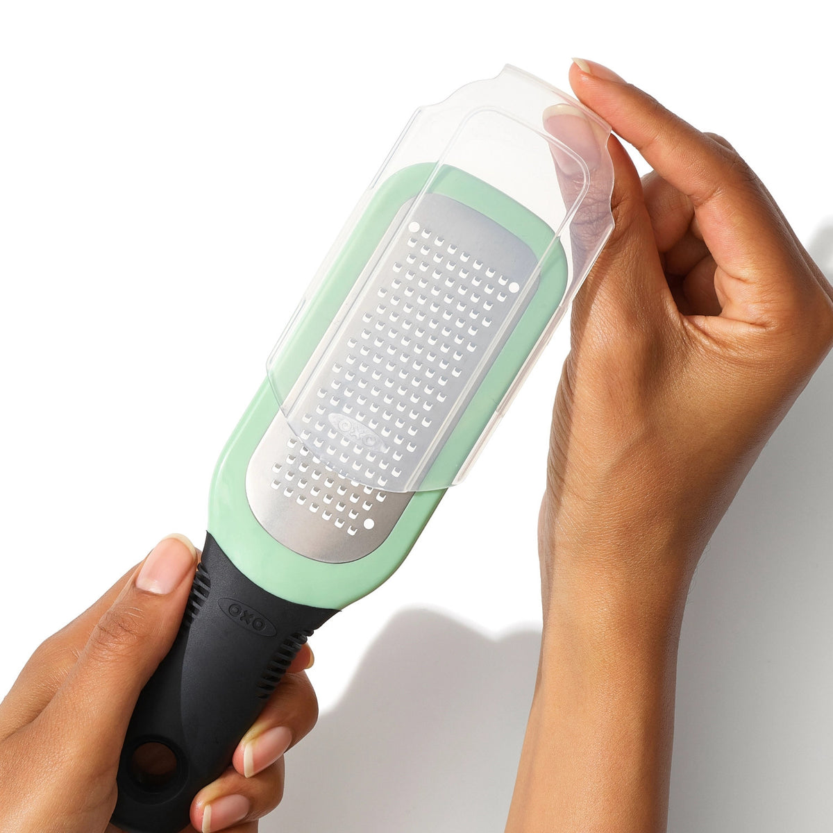 OXO Ingwer- und Knoblauchreibe, geätzt in Blau präsentiert im Onlineshop von KAQTU Design AG. Küchenhelfer ist von OXO