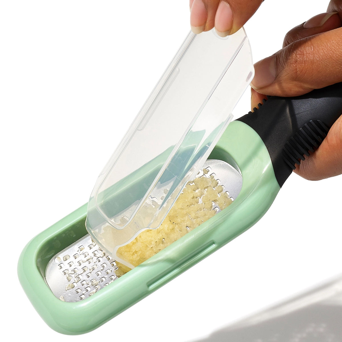 OXO Ingwer- und Knoblauchreibe, geätzt in Blau präsentiert im Onlineshop von KAQTU Design AG. Küchenhelfer ist von OXO