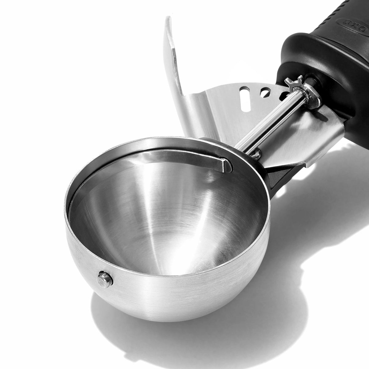 TriGood Gripser Glacelöffel in Schwarz präsentiert im Onlineshop von KAQTU Design AG. Gefrieren ist von OXO