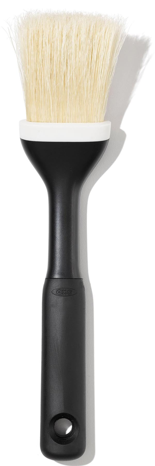 Hochwertiger Backpinsel von OXO mit 24x5cm, ausgestattet mit feinen Naturborsten für müheloses und gleichmäßiges Bestreichen von Backwaren.