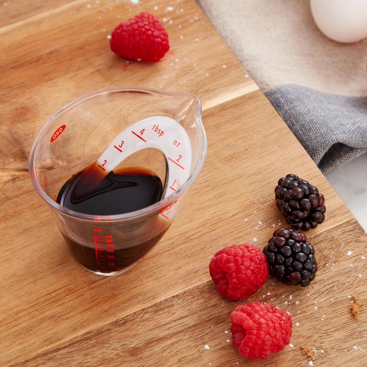 Abgewinkelter Messbecher Mini, 60 ml in Transparent präsentiert im Onlineshop von KAQTU Design AG. Küchenhelfer ist von OXO