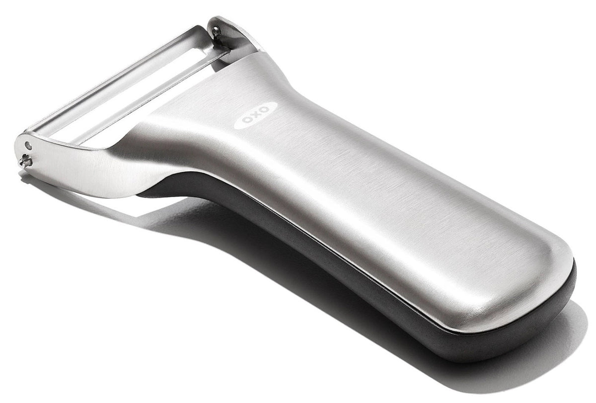 Good Grips Steel Schäler schwenkbar, 19cm in Silber präsentiert im Onlineshop von KAQTU Design AG. Küchenhelfer ist von OXO