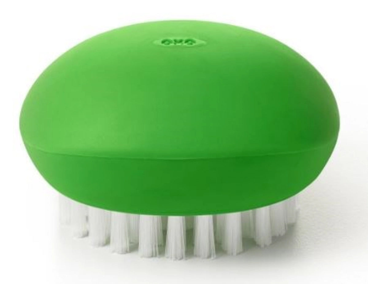 Gemüsebürste grün in Grün präsentiert im Onlineshop von KAQTU Design AG. Küchenhelfer ist von OXO