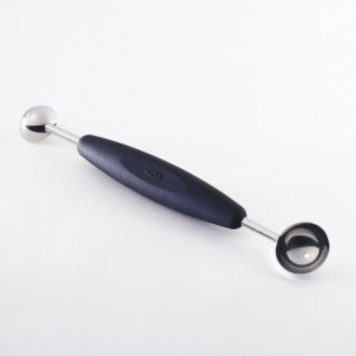 Kugelausstecher für Früchte, schwarz in Schwarz präsentiert im Onlineshop von KAQTU Design AG. Küchenhelfer ist von OXO