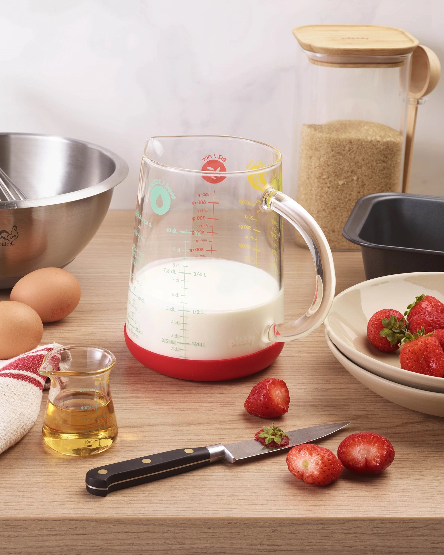 Der Pebbly Messbecher 1L in Rot mit Silikonboden vereint Funktionalität und Stil. Perfekt zum Abmessen und Mischen, spülmaschinenfest und stabil!