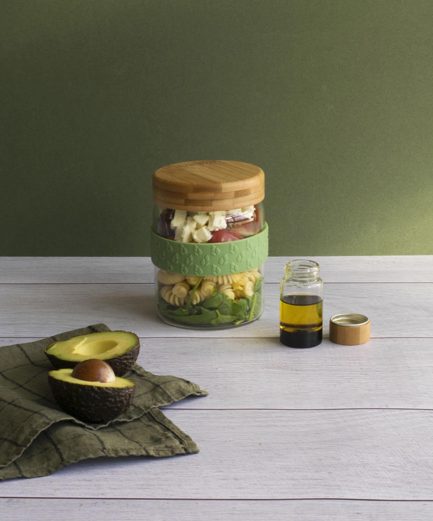 Zwei praktische To-Go Lunch Gläser mit Saucen-Glas, ideal für unterwegs. Transparentes Design, 700ml, perfekt für gesunde Snacks und Mahlzeiten.