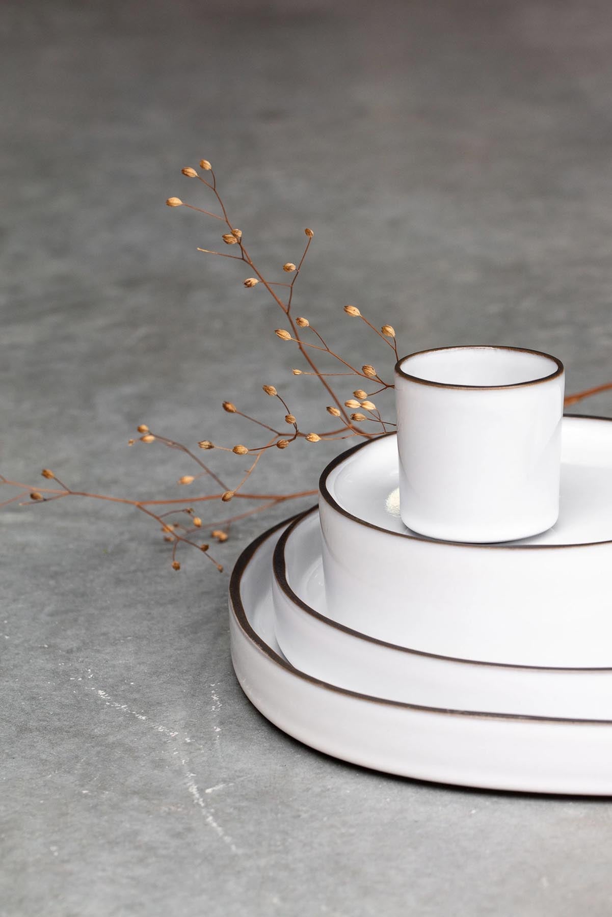 Elegante Untertasse der Caractère-Kollektion in einem warmen Tonka-Braun, perfekt für Kaffeetassen und als stilvolles Accessoire. Maße: 13.5x8.3x1.2cm.