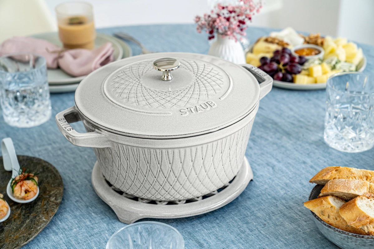 Twisted Cocotte rund 3.8l in Weiss präsentiert im Onlineshop von KAQTU Design AG. ist von Staub