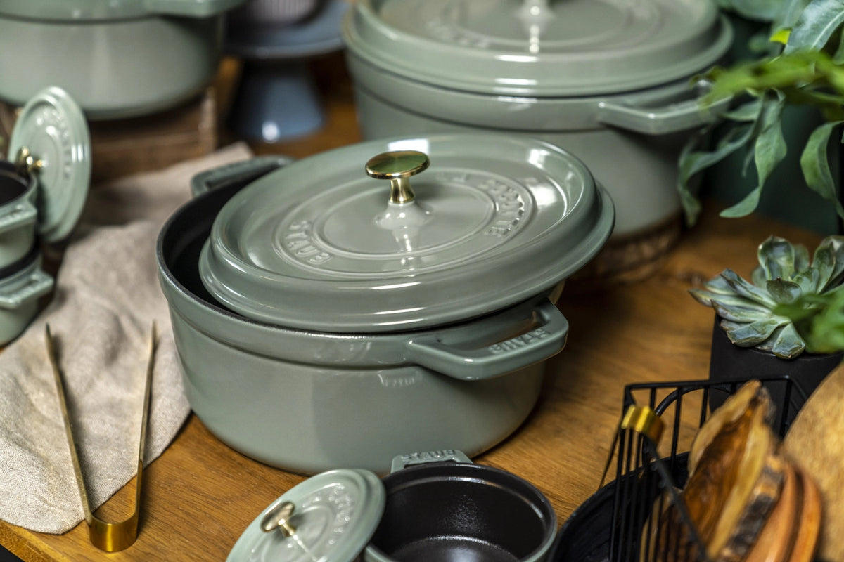 Cocotte rund 2.2l in Grün präsentiert im Onlineshop von KAQTU Design AG. ist von Staub