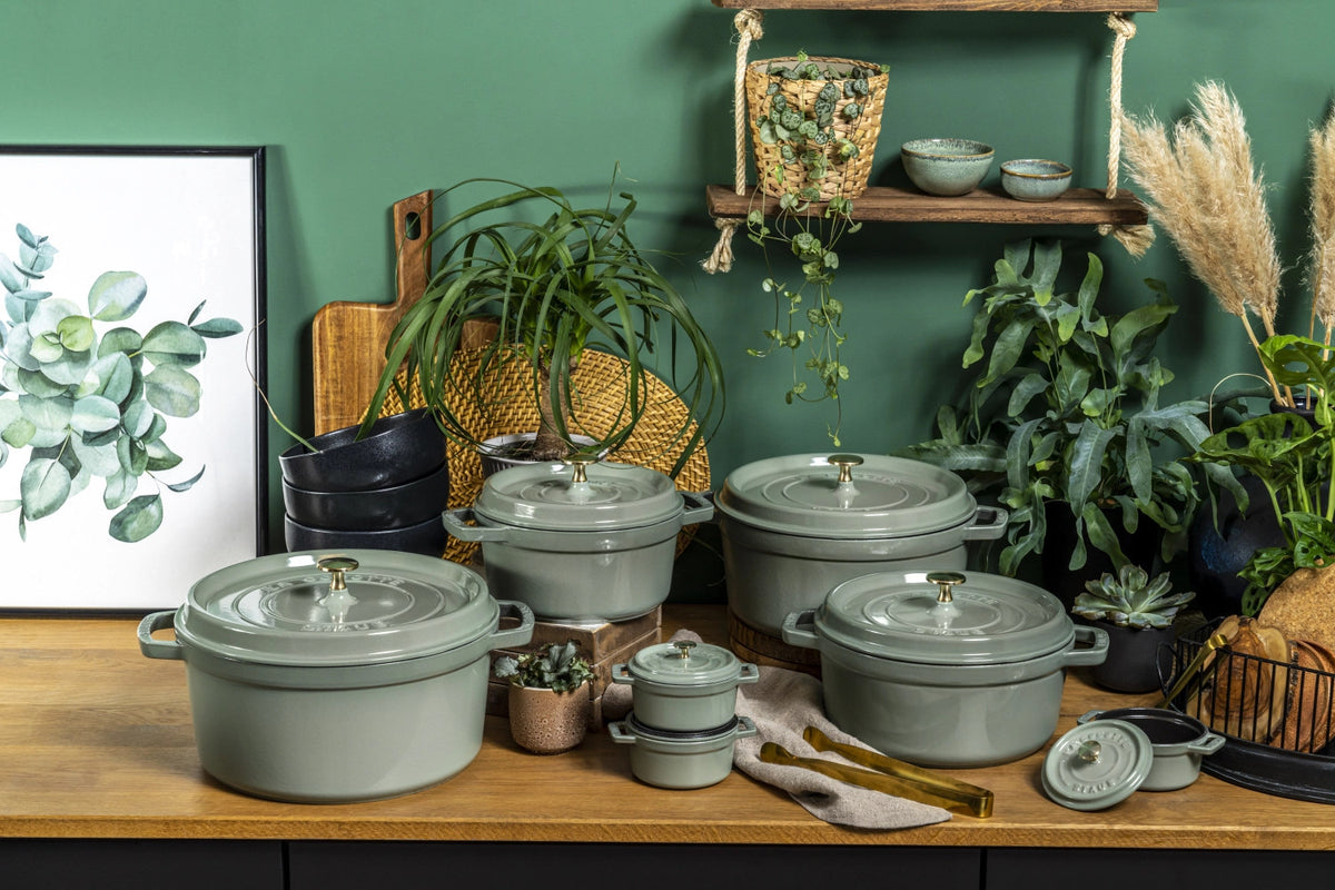 Cocotte rund 2.2l in Grün präsentiert im Onlineshop von KAQTU Design AG. ist von Staub