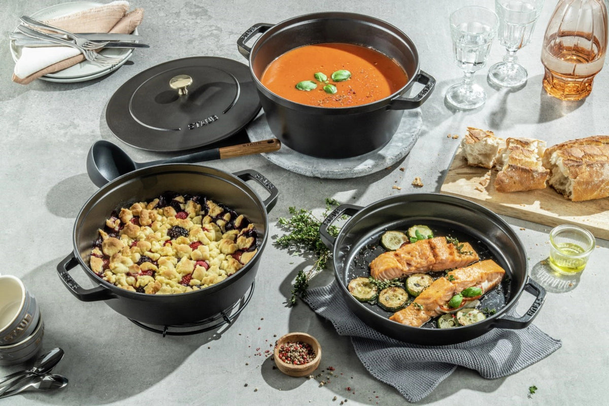 Cocotte 4tlg. 24 cm, rund, Schwarz, stackable in Schwarz präsentiert im Onlineshop von KAQTU Design AG. ist von Staub