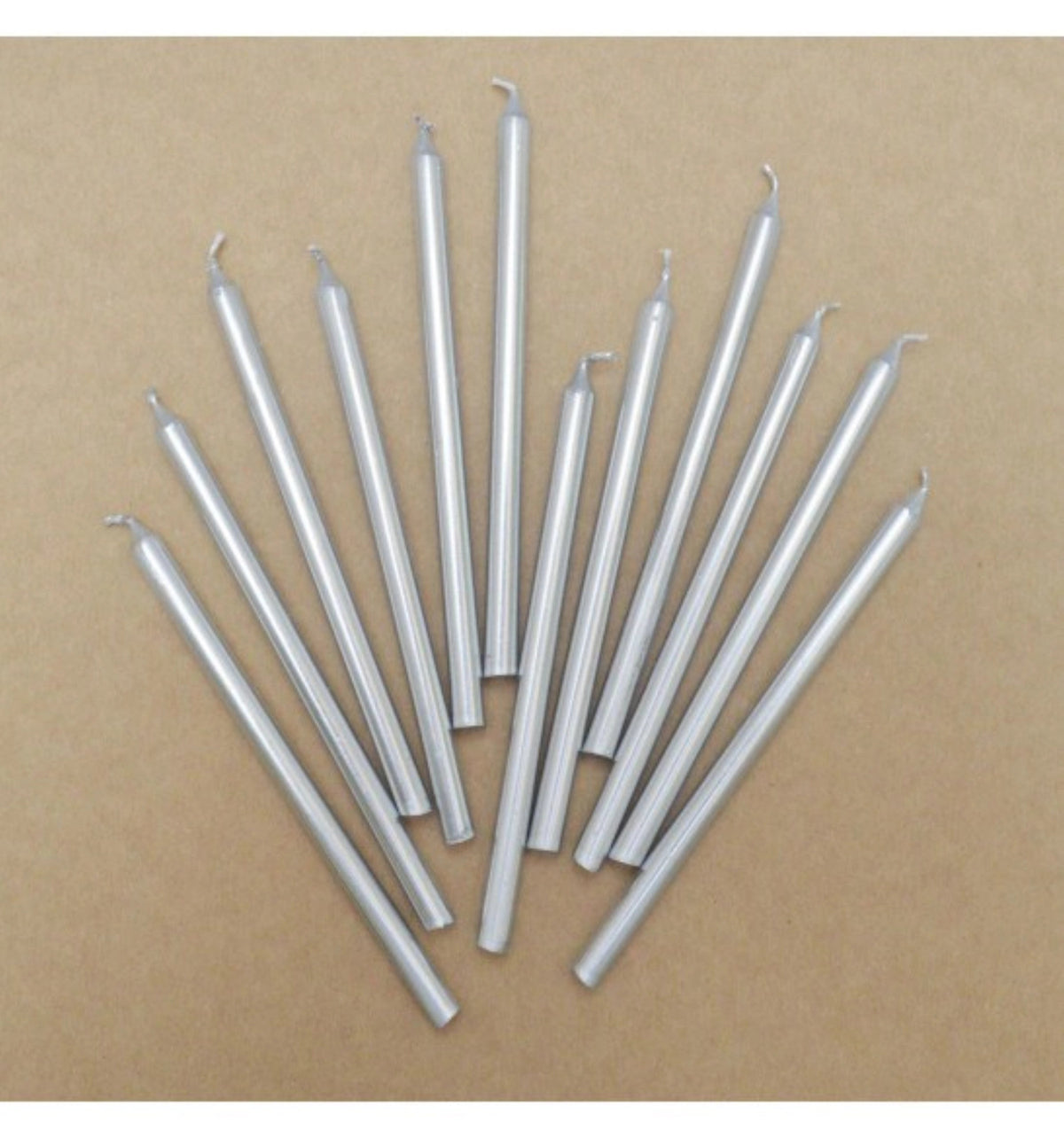 12er Set Kerzen lang silber 12cm in Silber präsentiert im Onlineshop von KAQTU Design AG. Kerzen ist von Scrap Cooking