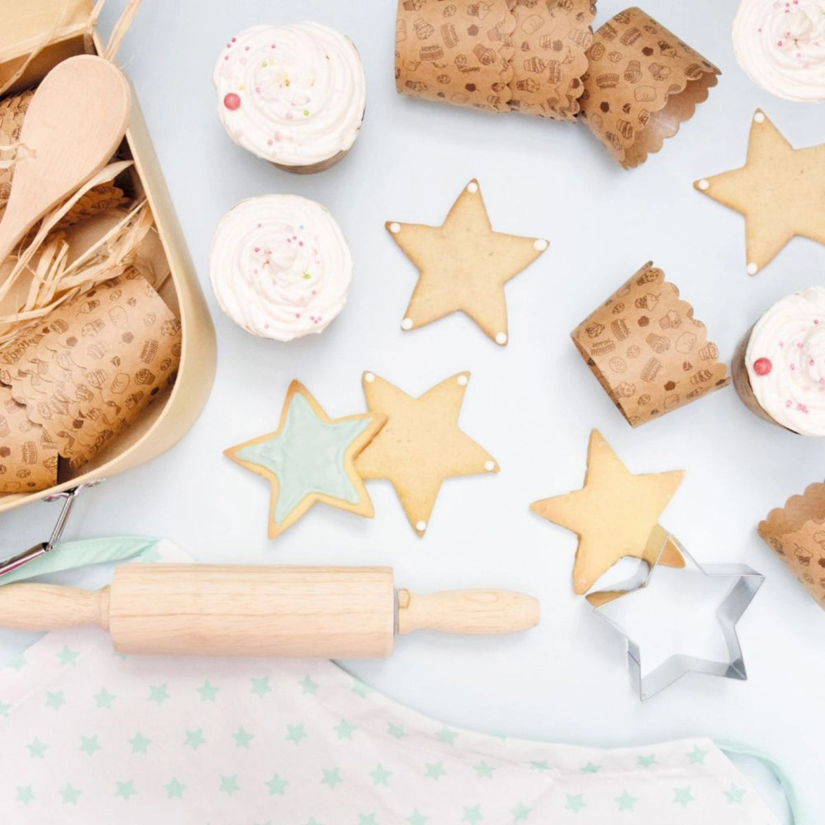 Kinder-Back-Köfferchen, Little Chef in Mehrfarbig präsentiert im Onlineshop von KAQTU Design AG. Backutensilien ist von Scrap Cooking