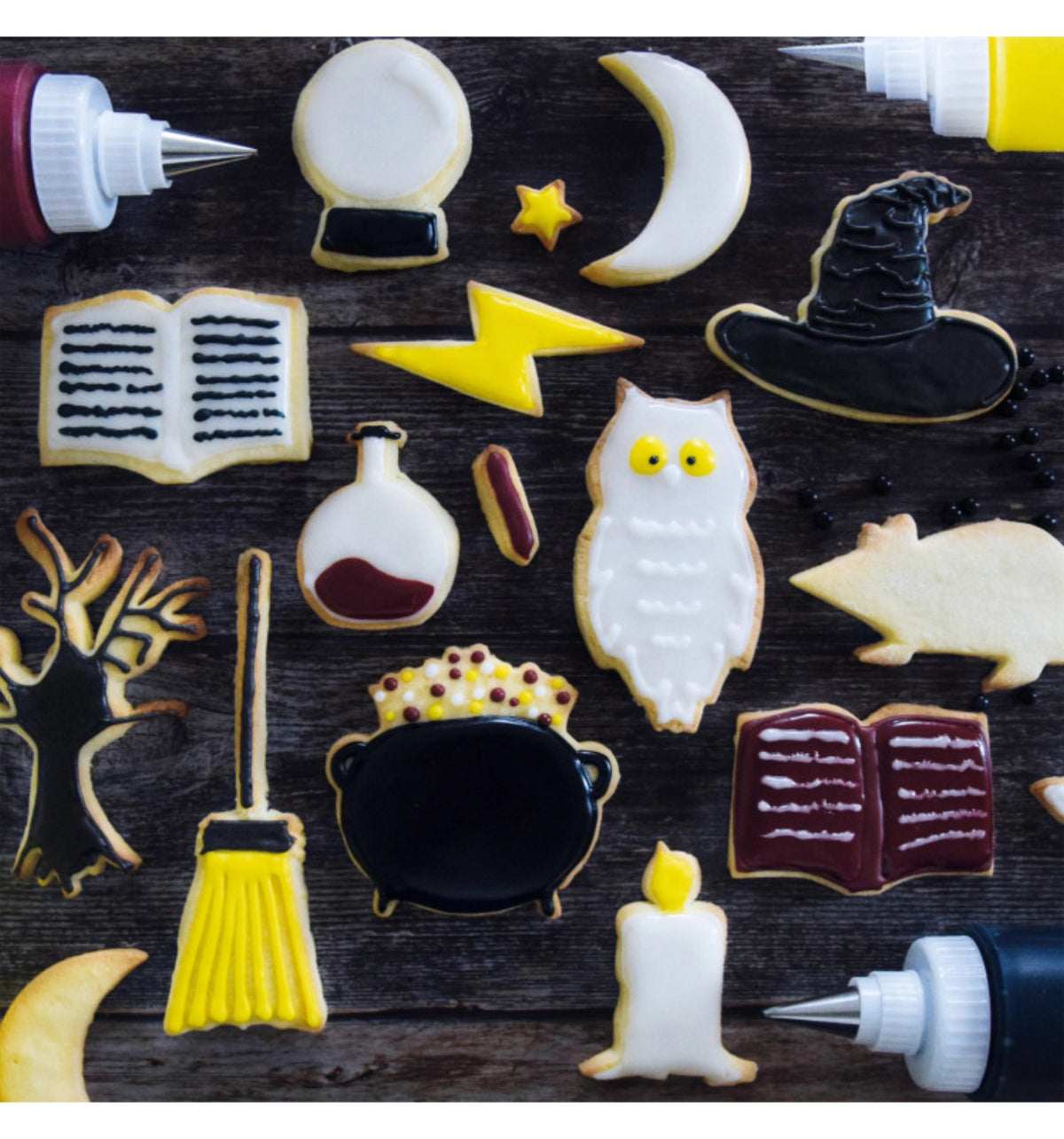 Ausstechplatte Zauberei in Rot präsentiert im Onlineshop von KAQTU Design AG. Ausstecher ist von Scrap Cooking