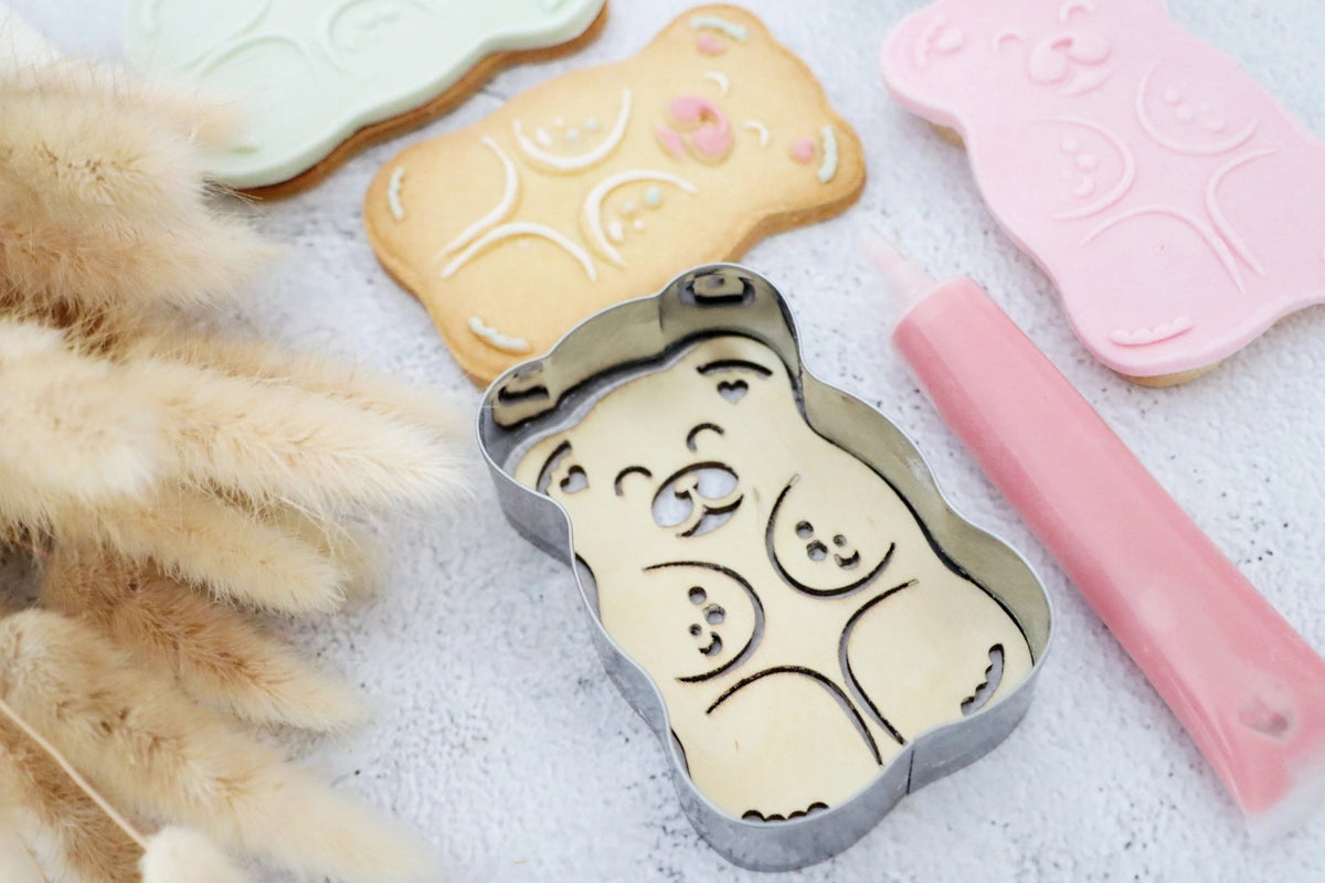 Ausstechform u. Holzpräger Teddybär in Silber präsentiert im Onlineshop von KAQTU Design AG. Ausstecher ist von Scrap Cooking