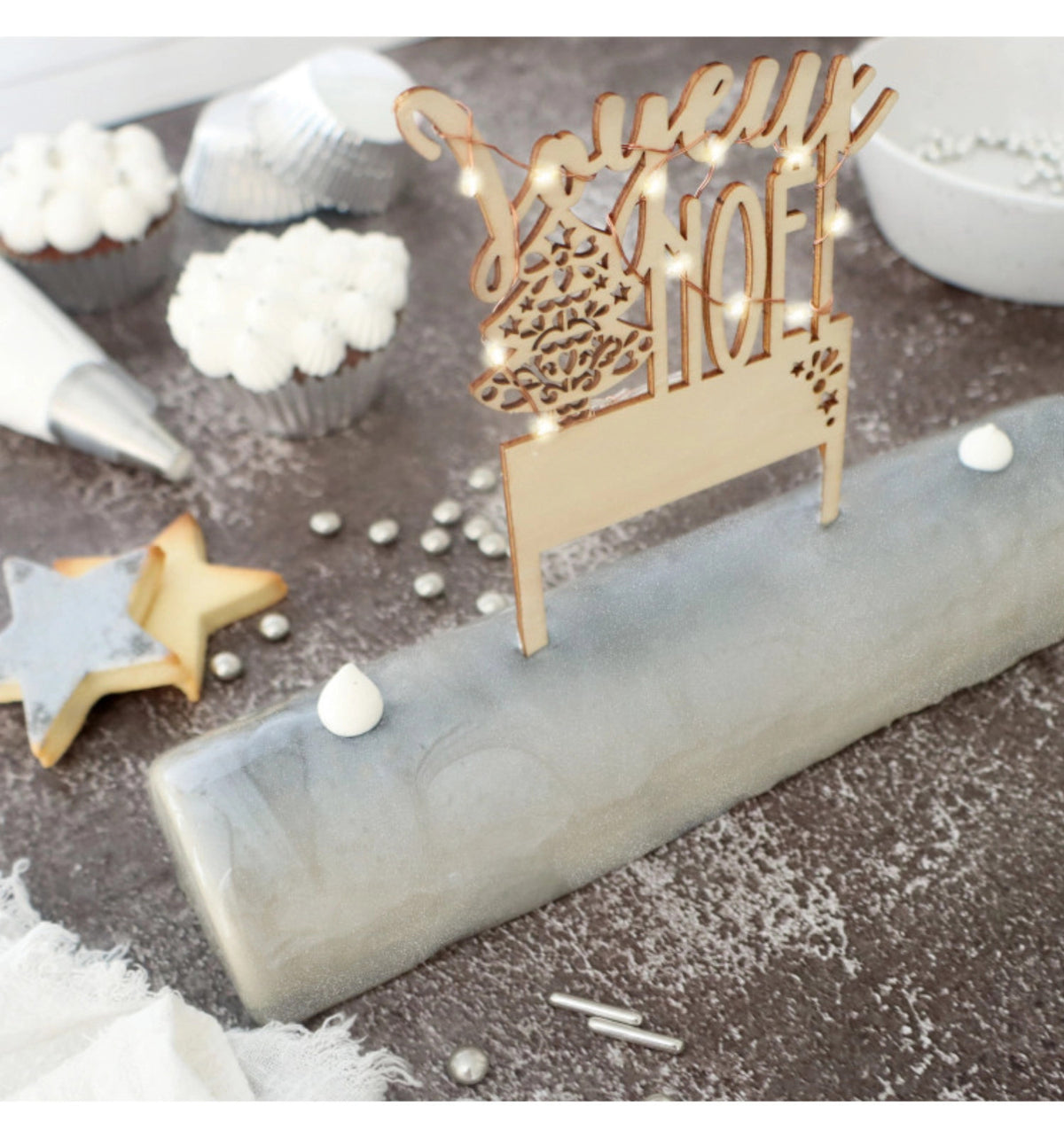 Cake Topper mit LED-Beleuchtung Merry Christmas in Braun präsentiert im Onlineshop von KAQTU Design AG. Backutensilien ist von Scrap Cooking