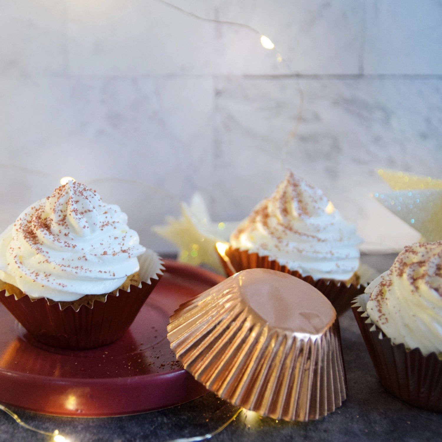 Set aus 48 stilvollen Cupcake-Förmchen in Rosé Gold, perfekt für festliche Anlässe und kreative Backprojekte.