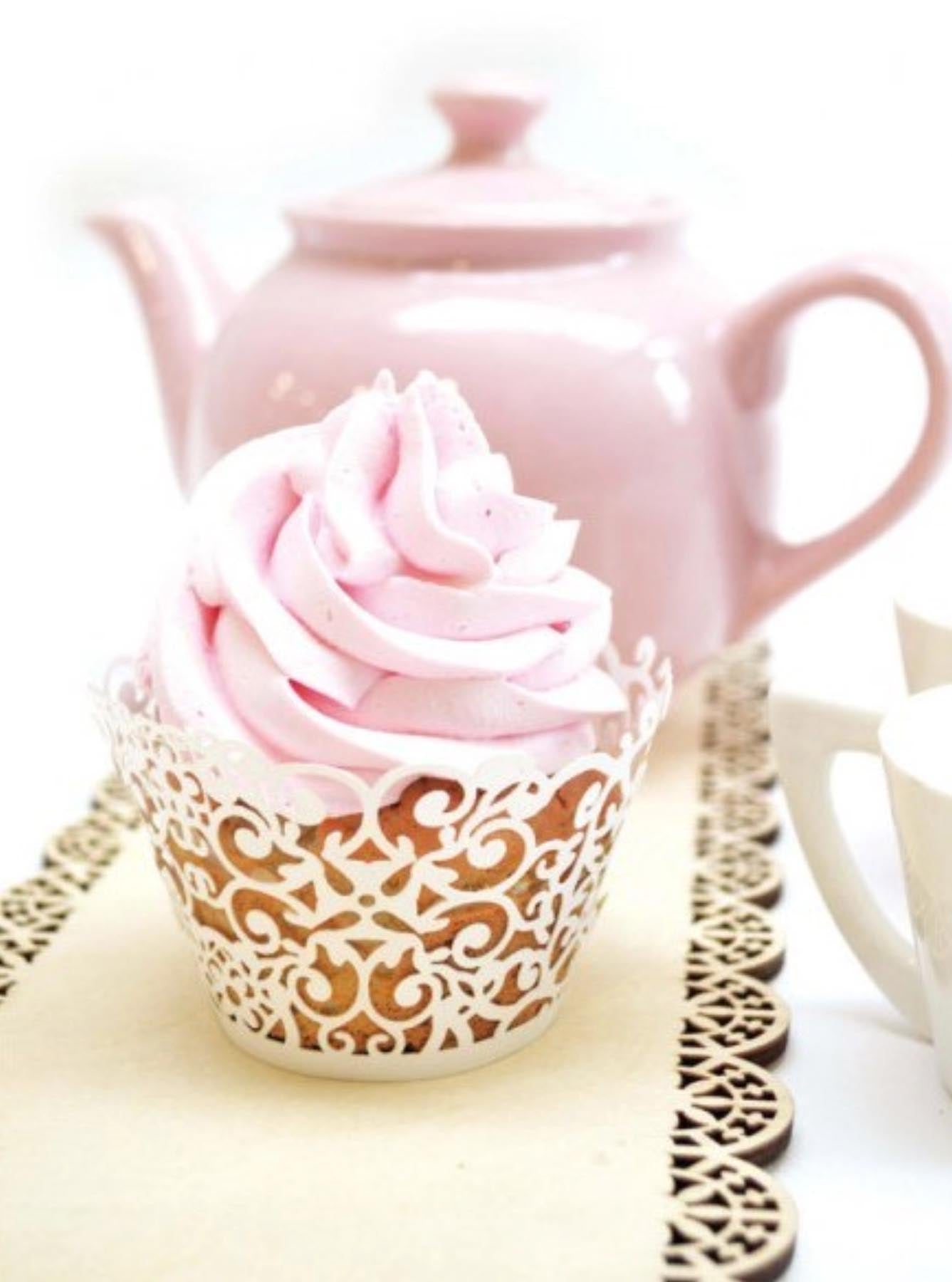 Elegante 12er-Packung Cupcake-Wrappers im Arabesk-Design, ideal für festliche Anlässe und kreative Backprojekte von Scrap Cooking.