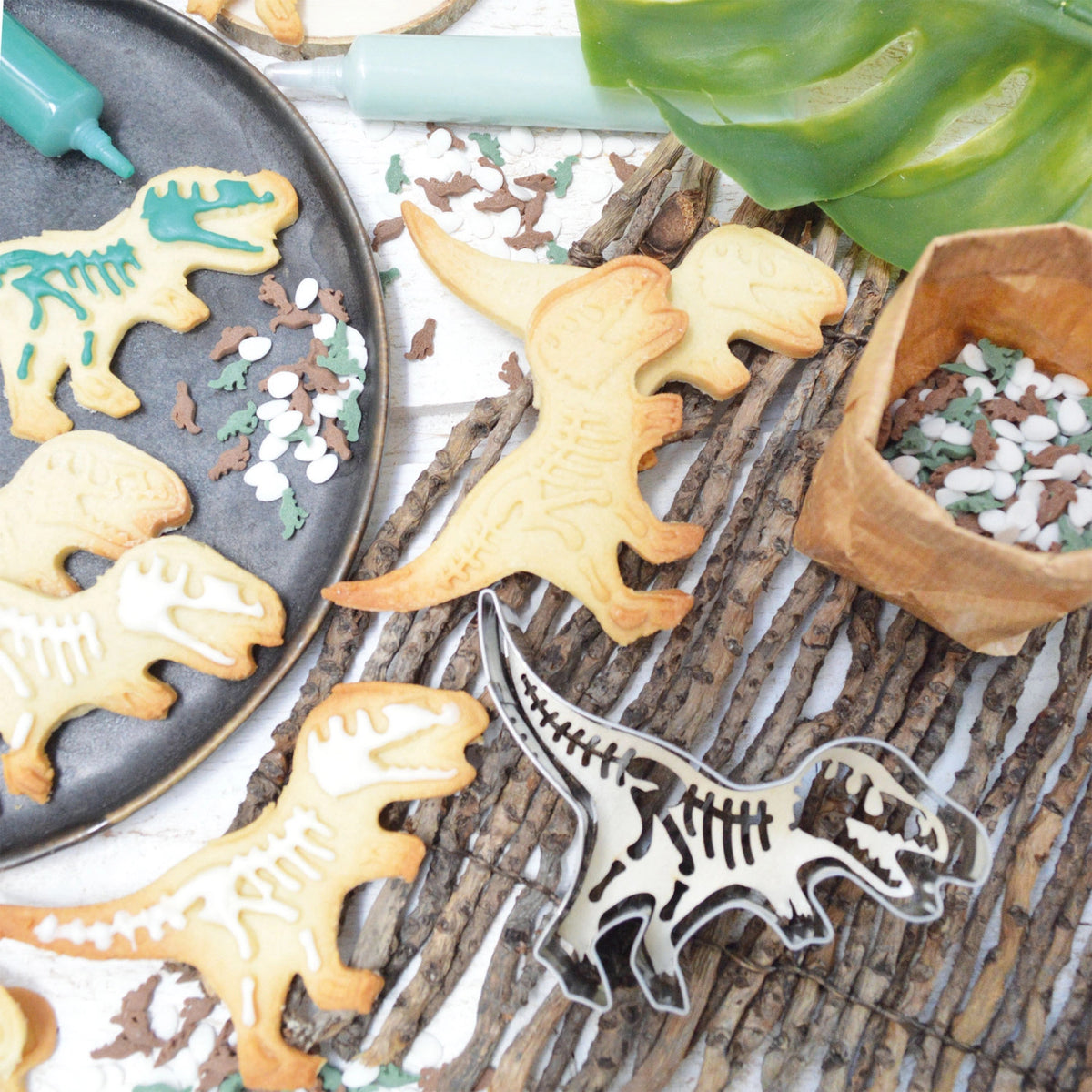 Deko Zucker Dino 55g in Mehrfarbig präsentiert im Onlineshop von KAQTU Design AG. Zutaten ist von Scrap Cooking