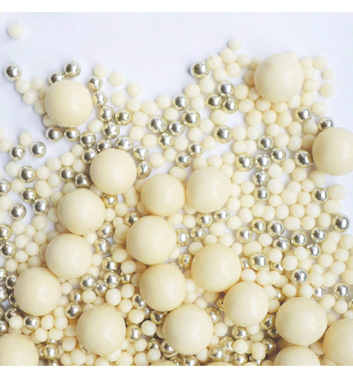Deko Schoko Perlen weisse Schokolade und gold 50g in Weiss präsentiert im Onlineshop von KAQTU Design AG. Zutaten ist von Scrap Cooking