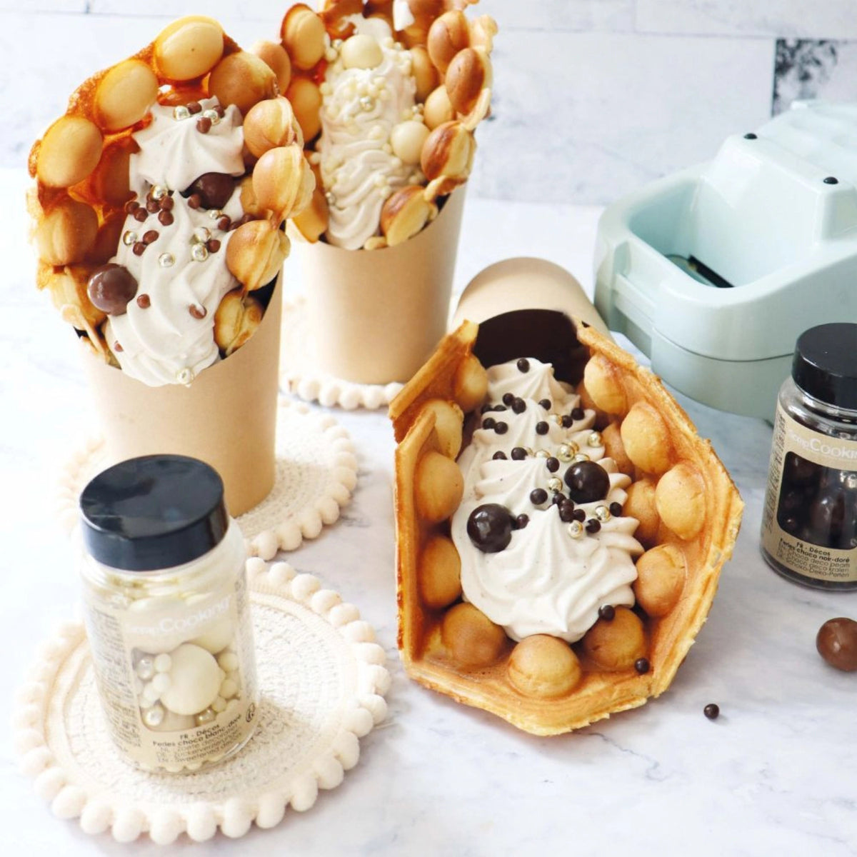 Deko Schoko Perlen weisse Schokolade und gold 50g in Weiss präsentiert im Onlineshop von KAQTU Design AG. Zutaten ist von Scrap Cooking