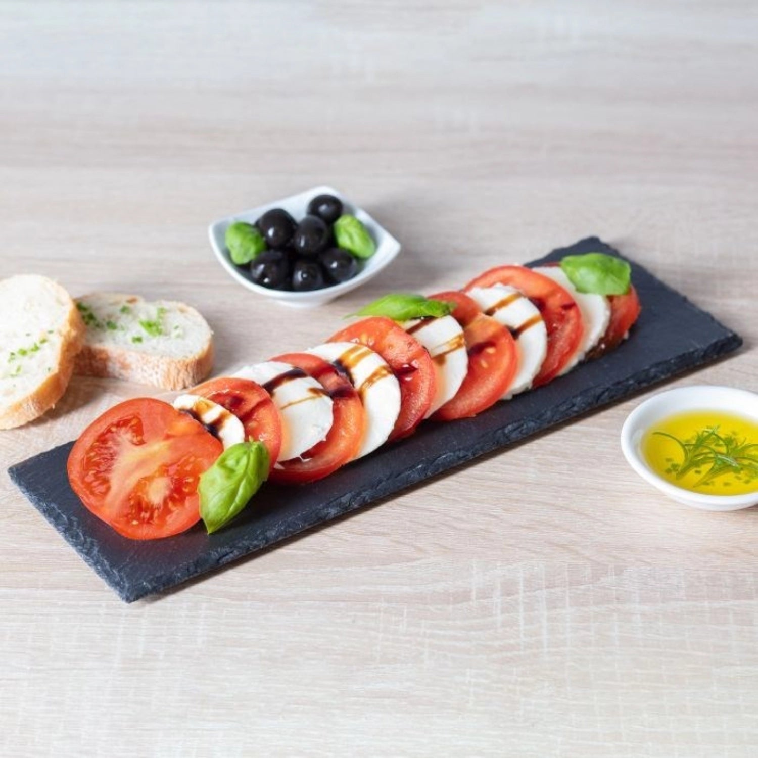 Set aus 4 stilvollen Servierplatten aus Naturschiefer, 30x10 cm, ideal für die Präsentation von Tapas und kleinen Köstlichkeiten.