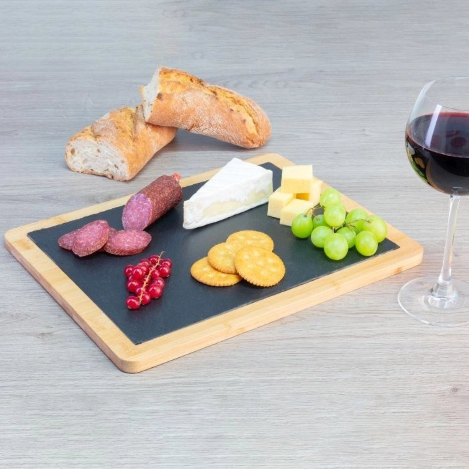 Elegante Servierplatte aus Schiefer und Bambus, ideal für Tapas und Snacks, 32x25 cm, perfekt für gesellige Abende und stilvolle Präsentation.