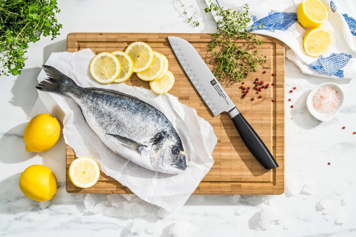 All Star Santoku m. Kullen 180, chrome-silber in Schwarz präsentiert im Onlineshop von KAQTU Design AG. Küchenmesser ist von Zwilling Kitchen
