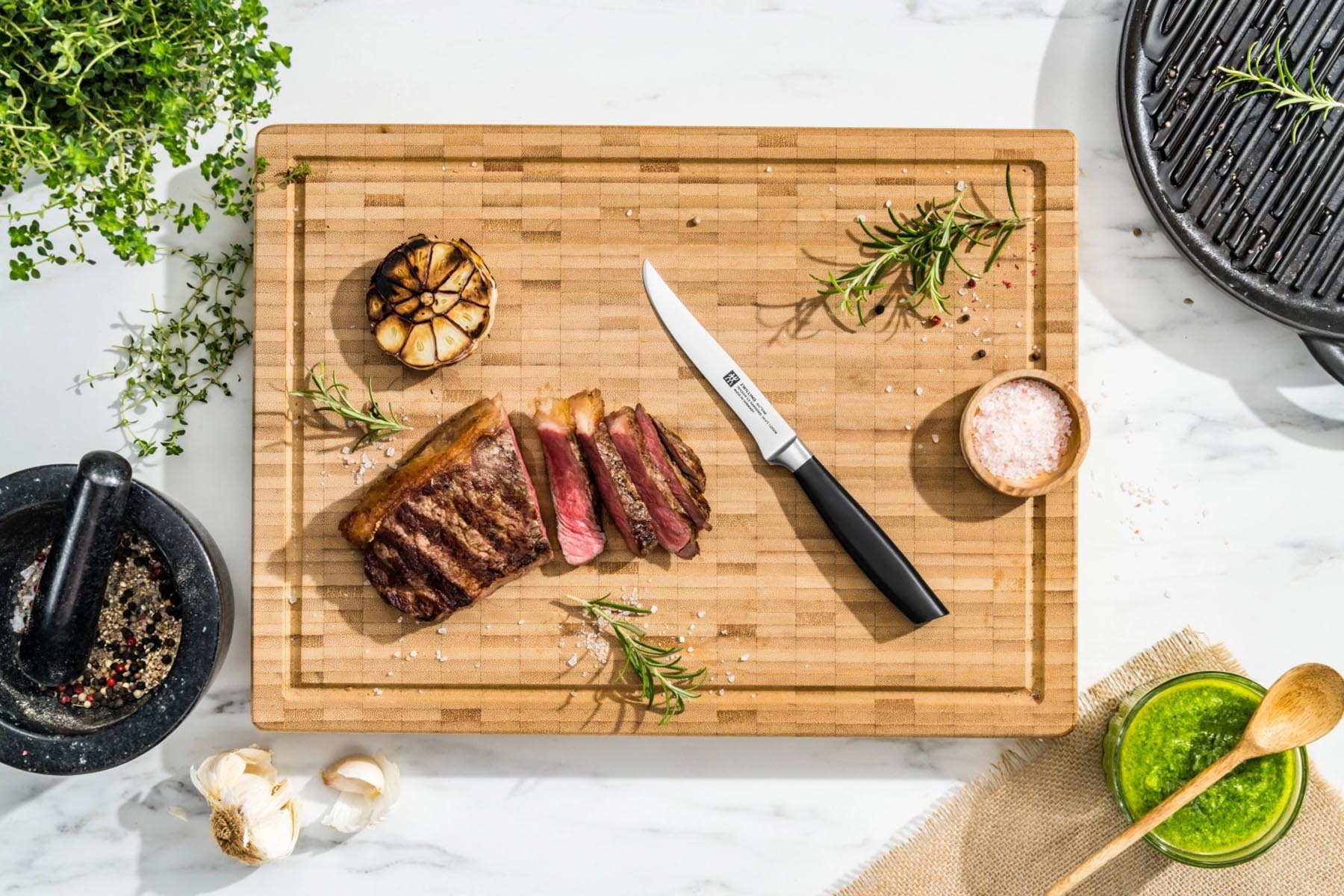 Hochwertiges Steakmesser von Zwilling in edlem Gold-Finish, perfekt für feierliche Anlässe und exquisite Tischdekoration.