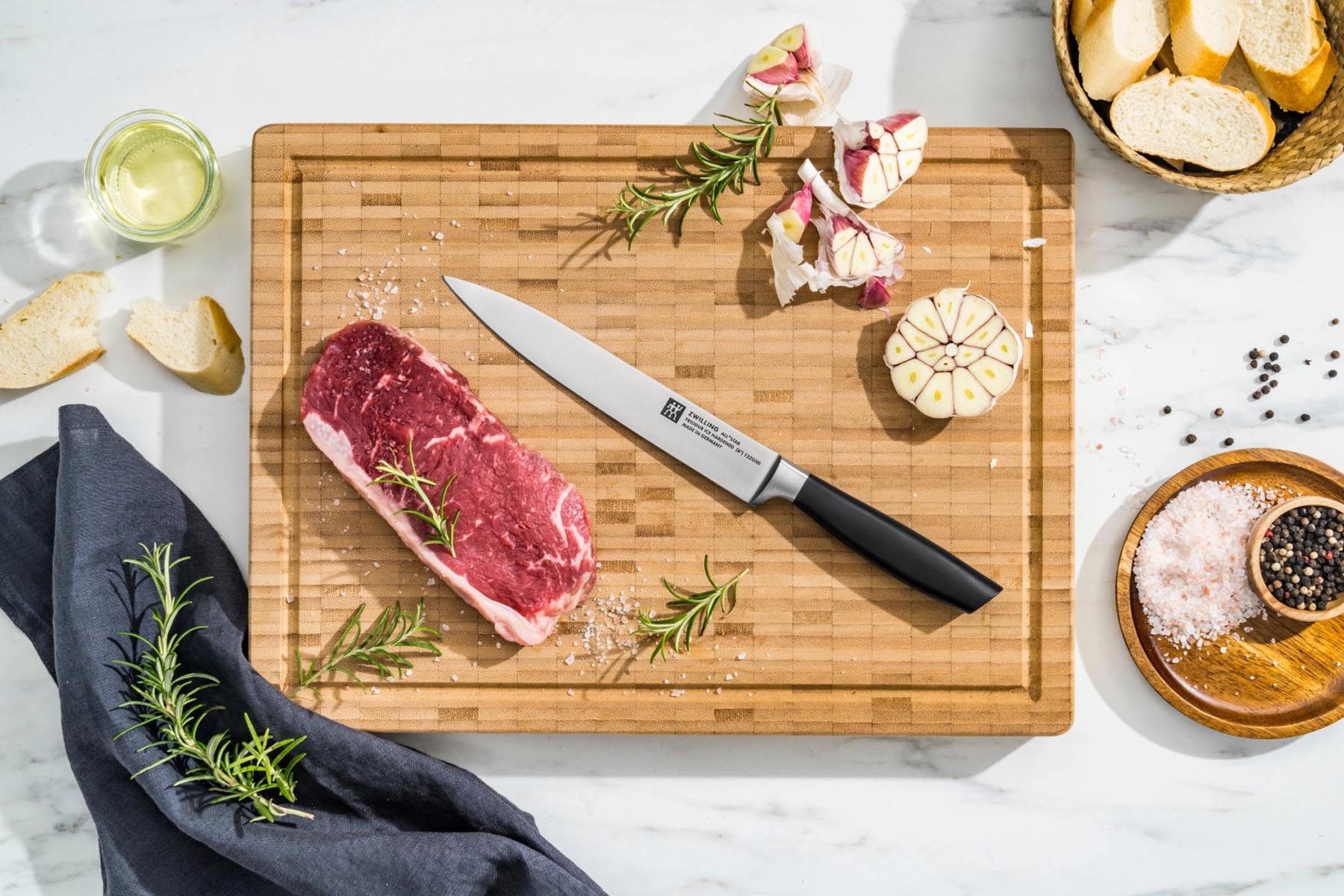Hochwertiges Tranchiermesser All Star 200 von Zwilling, gold-polierte Klinge, perfekt für feine Fleischschnitte und stilvolle Präsentation in der Küche.