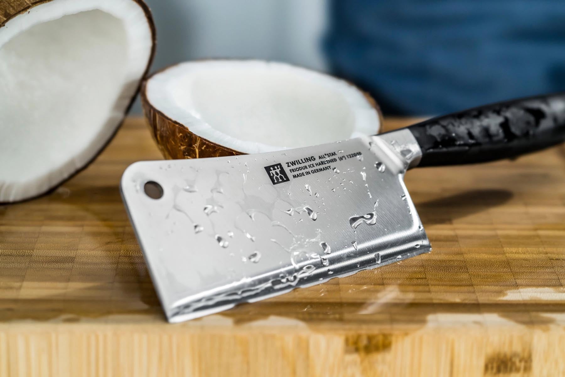 Elegantes Zwilling All Star Chin. Hackmesser 150 in gold-polierter Ausführung, ideal für präzises Schneiden und eine ansprechende Küchendekoration.