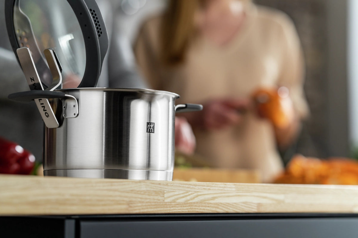 Zwilling Simplify Kochgeschirr-Set 4tlg. in Silber präsentiert im Onlineshop von KAQTU Design AG. ist von Zwilling Kitchen