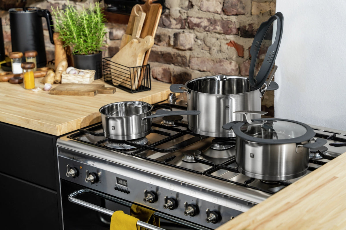 Zwilling Simplify Kochgeschirr-Set 4tlg. in Silber präsentiert im Onlineshop von KAQTU Design AG. ist von Zwilling Kitchen