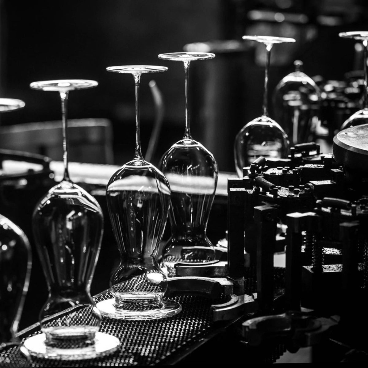 Transparentes Weinglas Hommage 38cl von Lehmann Glass, schlanke Form mit hohem Stiel und rundem Kelch, freigestellt fotografiert.