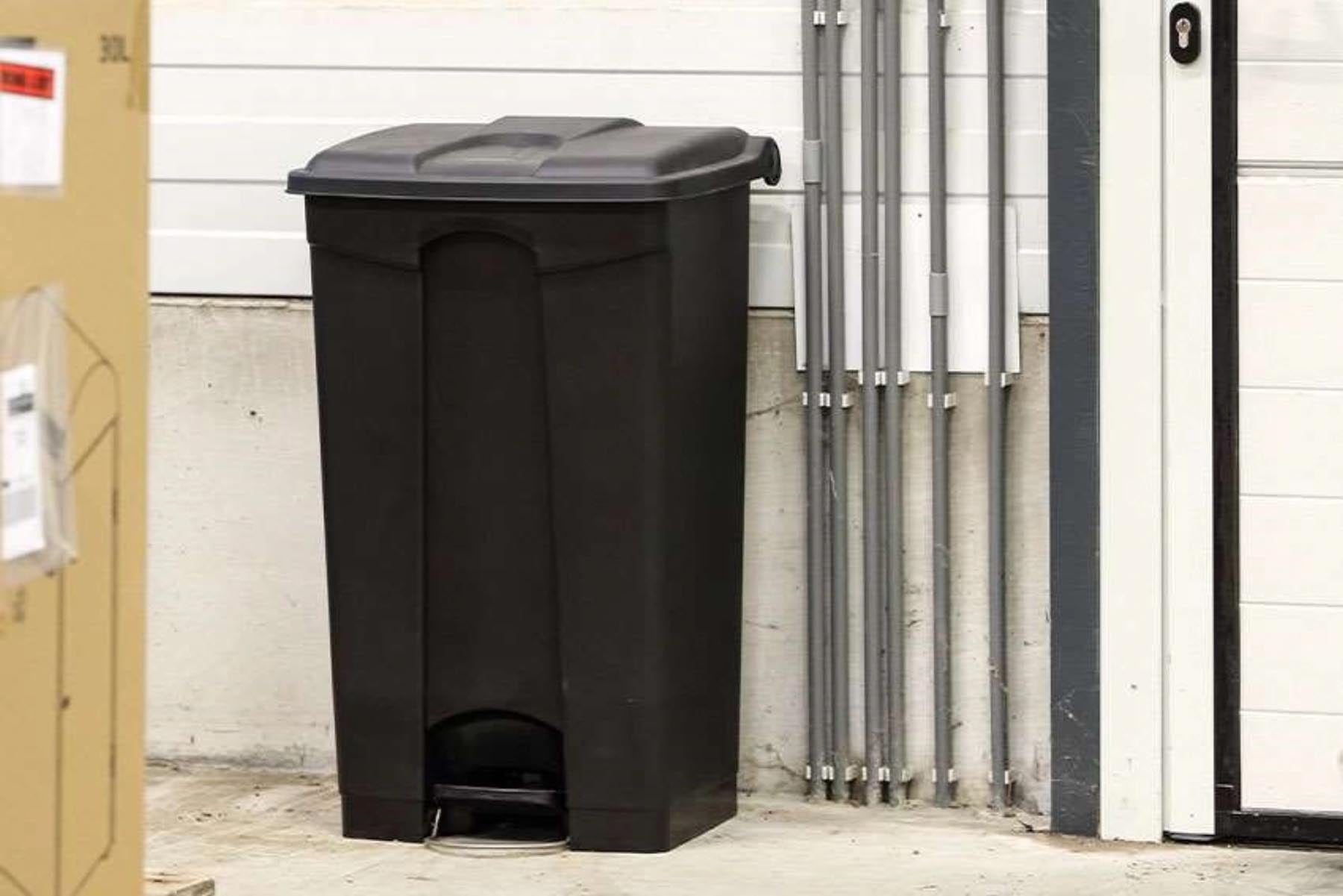 Moderner rechteckiger Tretabfalleimer mit 90L Volumen in elegantem Silber, ideal für stilvolle Abfallentsorgung in jedem Raum.