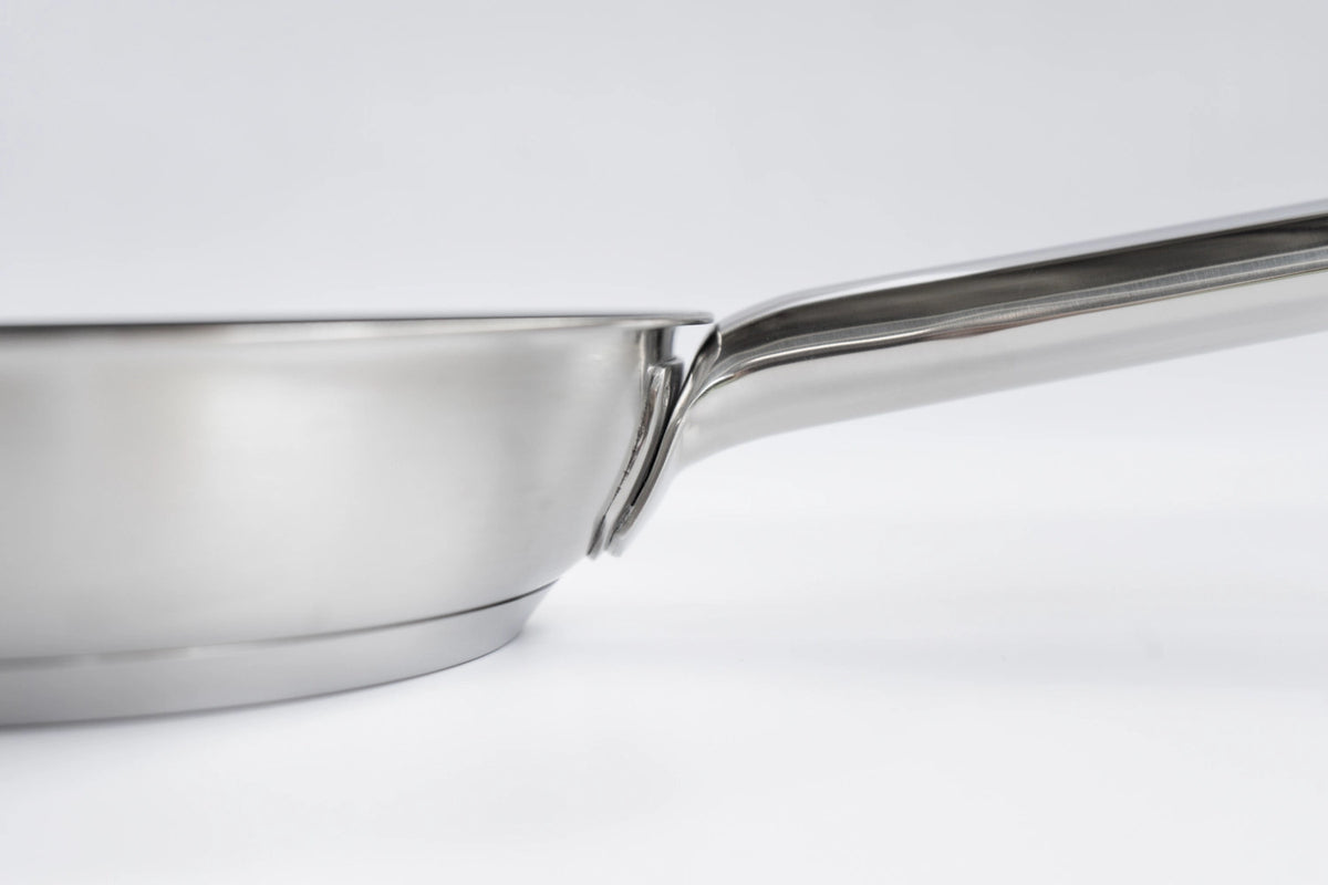 Resto 3 Duraslide Bratpfanne 26cm in Silber präsentiert im Onlineshop von KAQTU Design AG. Bratpfanne ist von Demeyere
