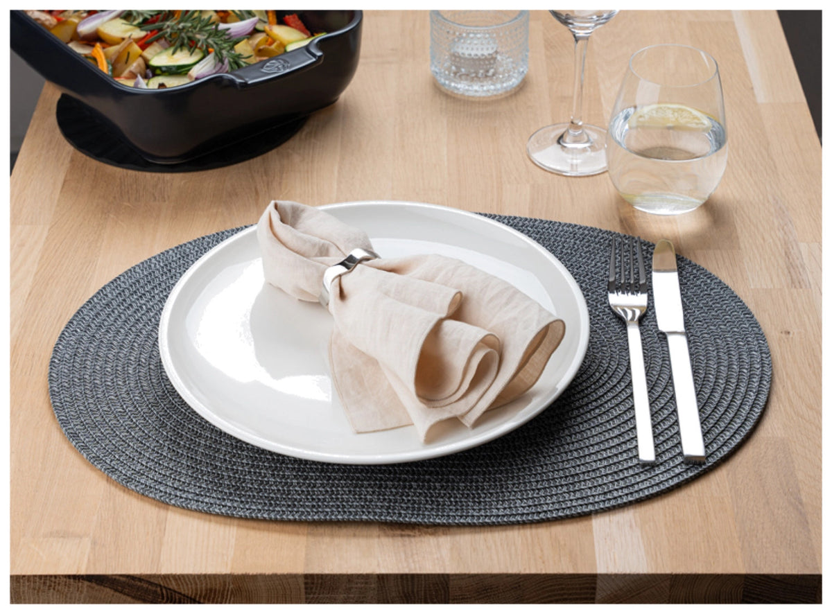 Tischset oval, dunkelgrau in Silber präsentiert im Onlineshop von KAQTU Design AG. Tischset ist von Continenta