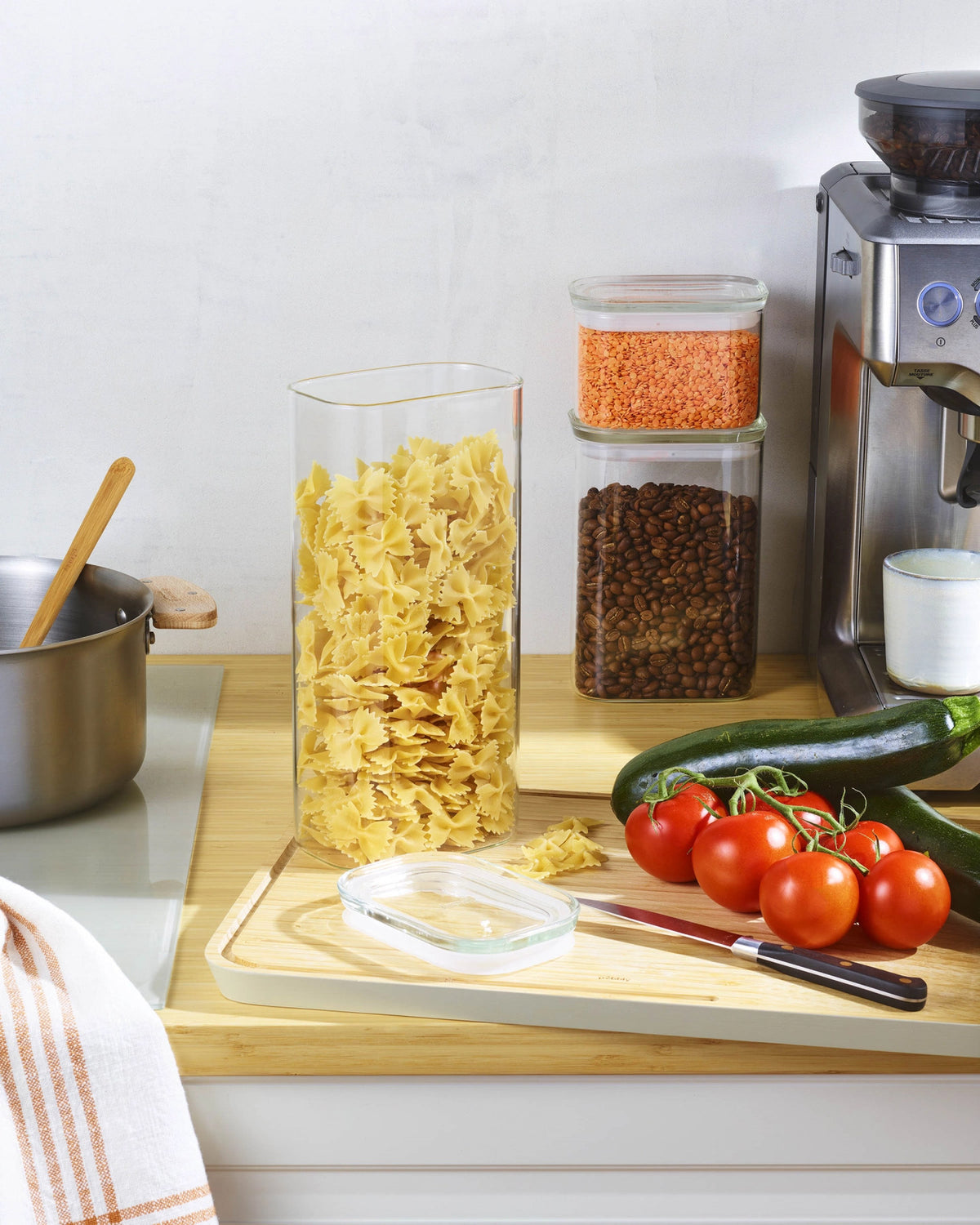 3er Set Vorratsglas mit Glasdeckel 0.47l, 1.2l, 1.8l in Transparent präsentiert im Onlineshop von KAQTU Design AG. Aufbewahrungsbehälter ist von Pebbly