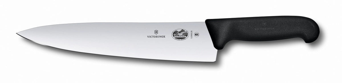 Schwarzes Kochmesser Fibrox von Victorinox mit gerader Klinge, 25cm Schneide, Gesamtlänge 39.3cm, freigestellt fotografiert.