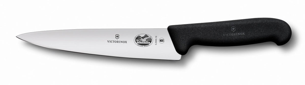 Schwarzes Victorinox Fibrox Kochmesser mit 19 cm Klinge, klassische Kochmesserform, freigestellt auf hellem Hintergrund.