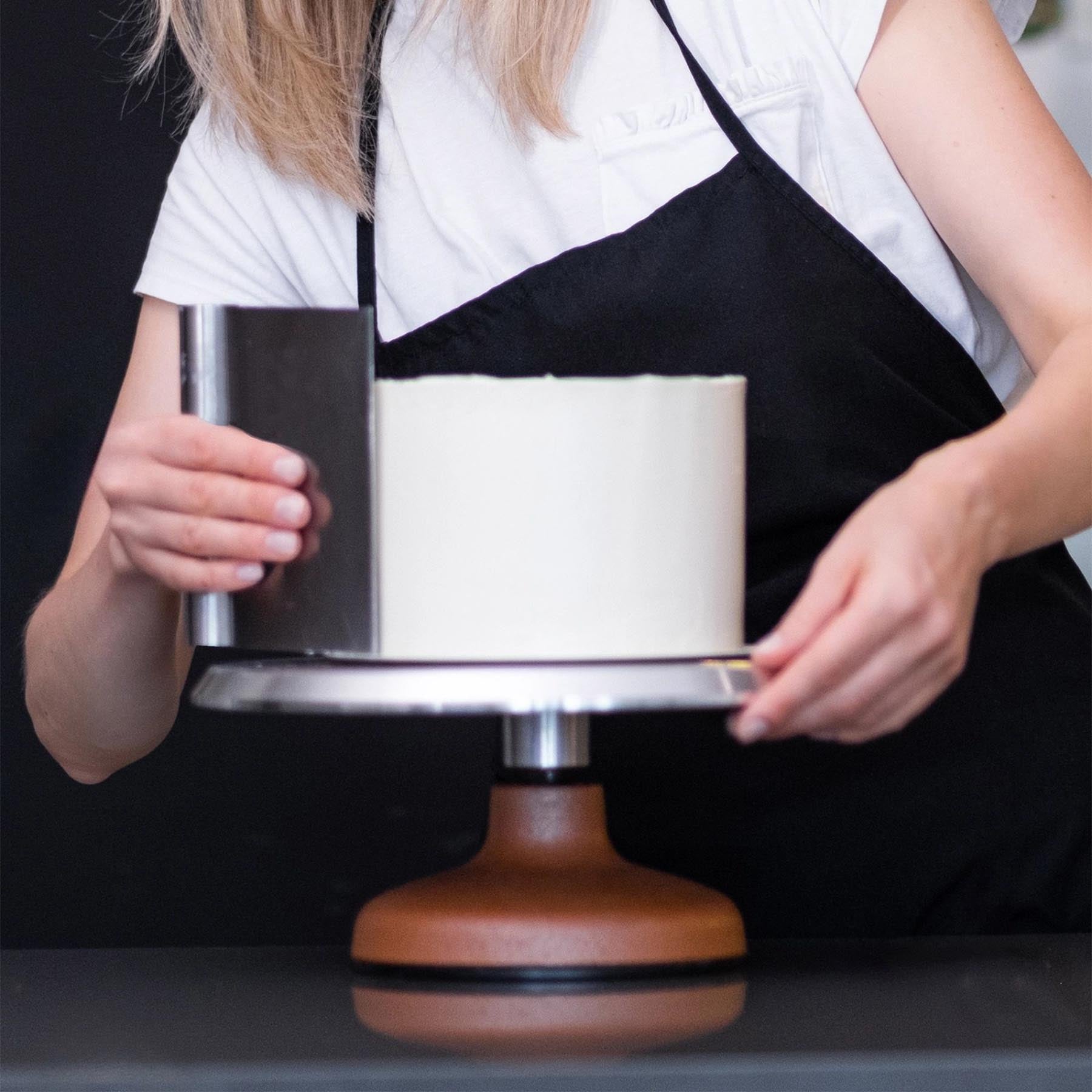 Praktischer Teigschaber von Westmark mit integrierter Skala, perfekt zum exakten Abmessen und einfachen Verarbeiten von Teig.