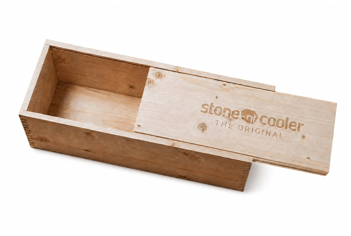 Beige Holzbox aus Holz mit den Massen 15x15x40cm, quaderförmig, als Verpackung für einen Weinkühler von Steinobjekte.