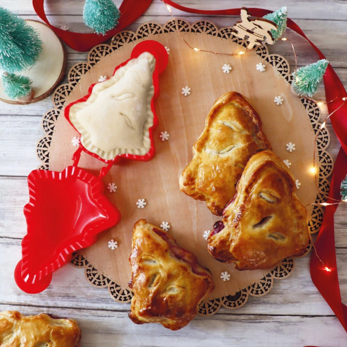 Teigformer Weihnachten Tannenbaum in Rot präsentiert im Onlineshop von KAQTU Design AG. Backform / Backblech ist von Scrap Cooking
