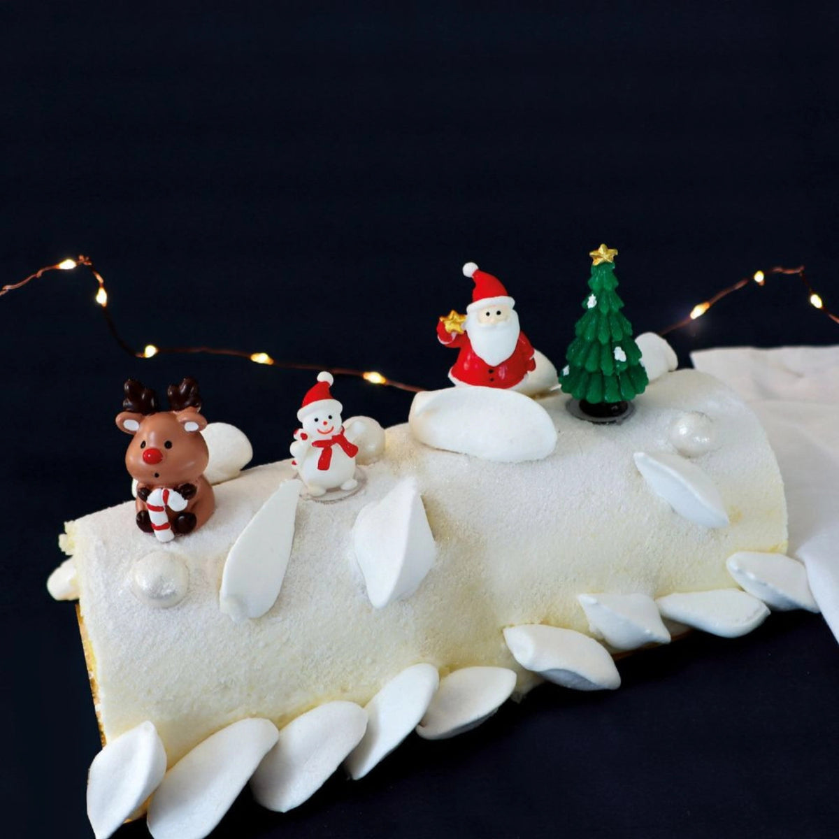 4er Set Tortendeko Weihnachten Figuren Kunstharz in Mehrfarbig präsentiert im Onlineshop von KAQTU Design AG. Küchenhelfer ist von Scrap Cooking
