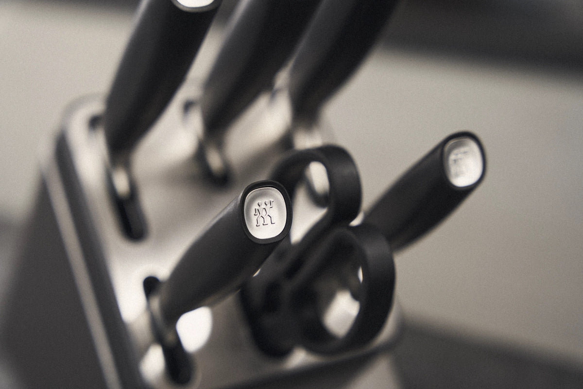 7tlg. All Star Selbstschärfender Messerblock silber in Grau präsentiert im Onlineshop von KAQTU Design AG. Messerblock ist von Zwilling