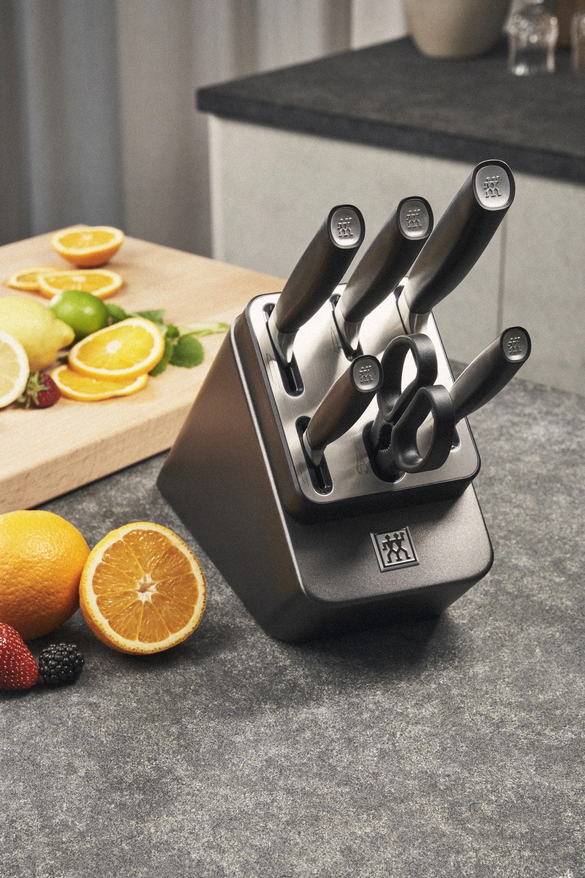 7tlg. All Star Selbstschärfender Messerblock silber in Grau präsentiert im Onlineshop von KAQTU Design AG. Messerblock ist von Zwilling