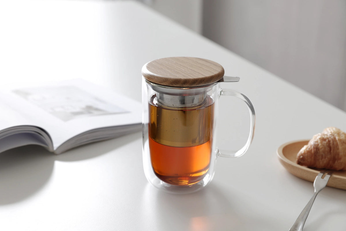 Minima Balanced Tasse doppelwandig mit Infuser 500ml in Weiss präsentiert im Onlineshop von KAQTU Design AG. Tasse ist von Viva