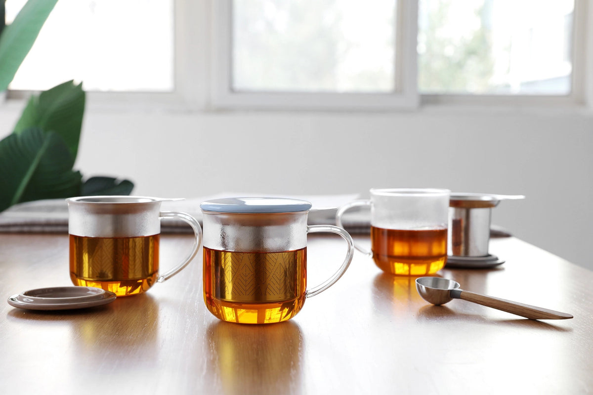 Minima Eva Teetasse mit Infuser 400ml Borosilikat hellblau in Blau präsentiert im Onlineshop von KAQTU Design AG. Tasse ist von Viva