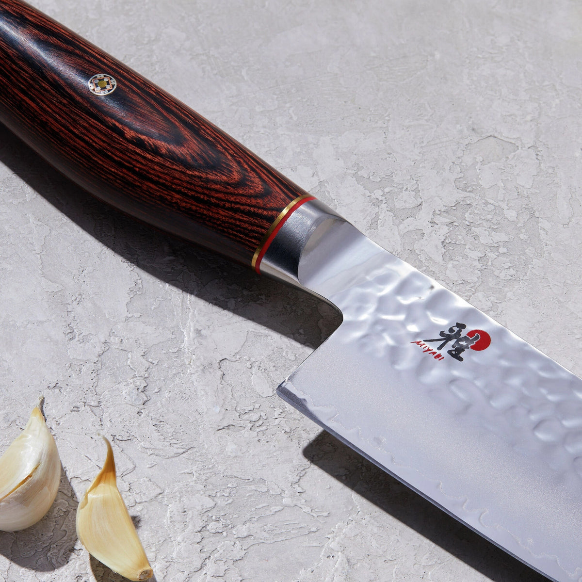 6000 MCT Santoku 14cm in Braun präsentiert im Onlineshop von KAQTU Design AG. Damastmesser ist von Miyabi