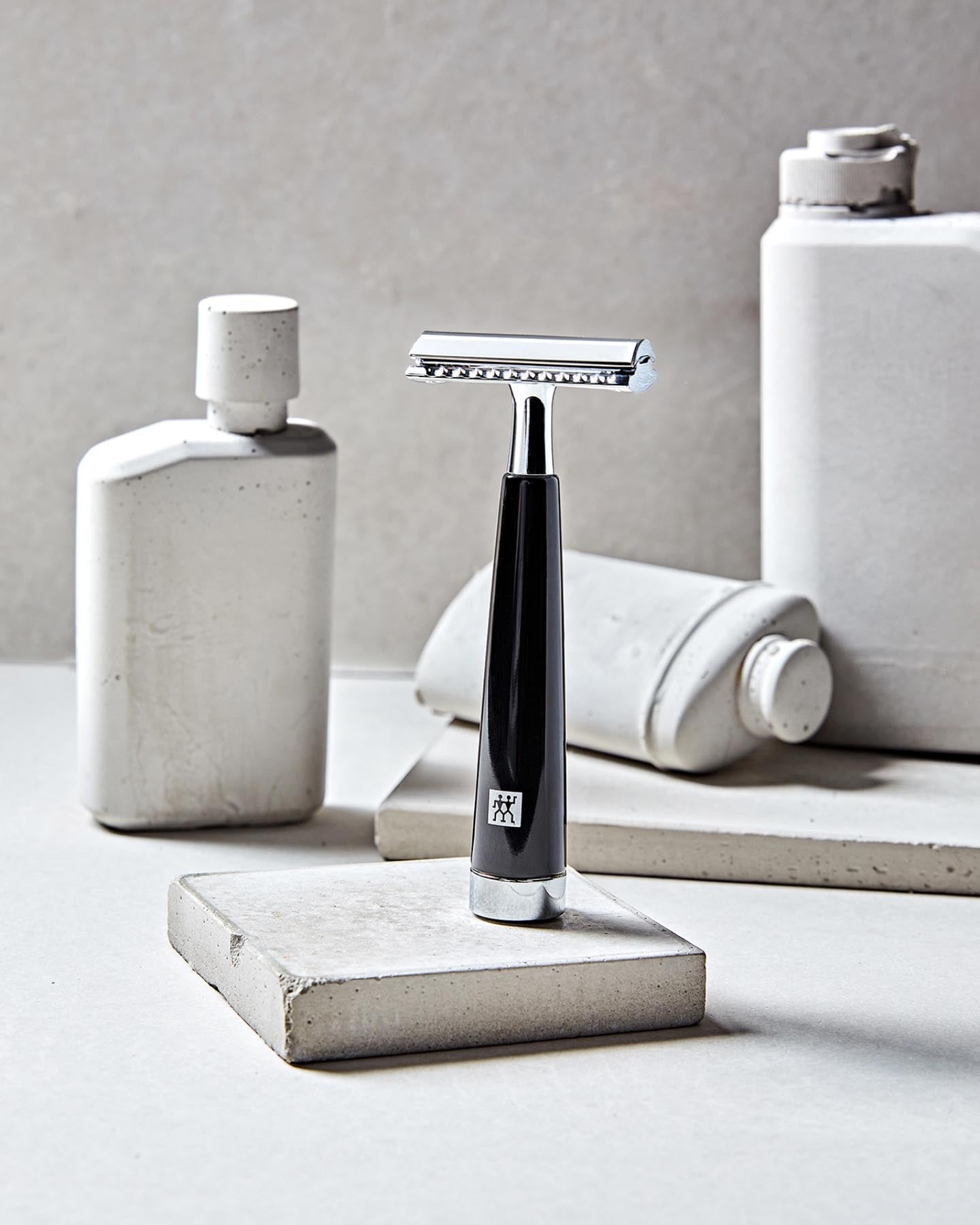 Eleganter schwarzer Rasierhobel von Zwilling Beauty, perfekt für eine präzise Rasur und ein gepflegtes Hautgefühl.